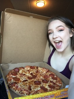 gainingbunny:  I can eat a whole pizza and not even look that