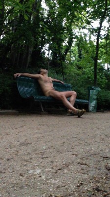 mesexhib:  Pause sur un banc dans un parc parisien. Il fait bon