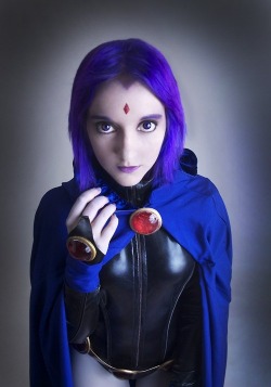 cosplaysleepeatplay:  Raven - Teen Titans http://bit.ly/WN2B1M