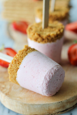 in-my-mouth:  Strawberry Cheesecake Popsicles
