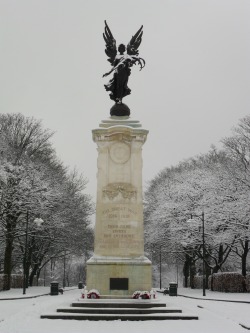 vwcampervan-aldridge:  Snow covers the War Memorial, Dartmouth