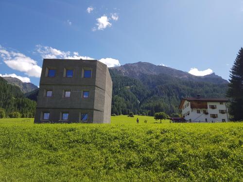 evilbuildingsblog:  Building in the Swiss mountains