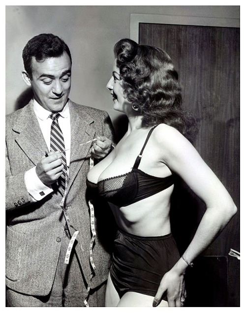  TEMPEST Insures Body For A MILLION DOLLARS! Vintage press photo from December of 1954 features Hollywood UPI correspondent Vernon Scott admiring the “Tale Of The Tape” re: the dynamic proportions of Tempest.. Her measurements were recorded