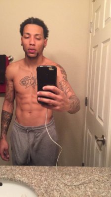 dree18:  Grey sweatpants 🍆