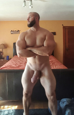 supermusclegeek10:  Thick muscles and thick flarred head on his