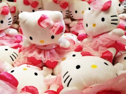 hellokittydollhouse: Available here 