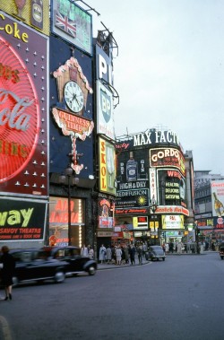 c86:  Piccadilly Circus, London, 1962