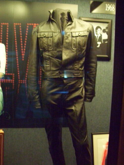harlequinbutterfly:  The leather outfit that Elvis wore early