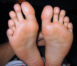g-feet20:  dirtymalefeet:#malefeet #malesoles #guysfeet #feet