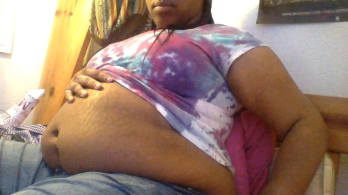 bellyorgasm:  My favorite shirt is getting a bit too snug. Such a bittersweet feeling lol. I love my growingÂ belly (: 