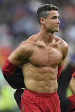 cumpletelyhappy:Cristiano Ronaldo