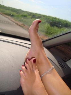 snoopythatsme:  snoopythatsme:  desifeetheaven:  Amazing toes