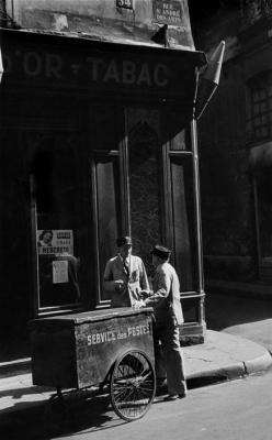  Henri Cartier-Bresson FRANCE. Paris. 6th district. 1952. 