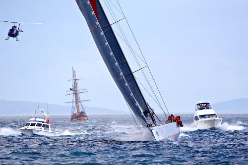 Wild Oats XI entering Hobart at speed