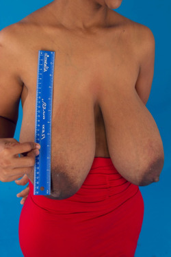 boobstitsperfectbodies:Busty and saggy ebony lady with massive