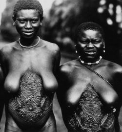 nextecuiltentetl:  Africa | Bamileke women with scarification. This picture was taken some time between 1945 and 1979.