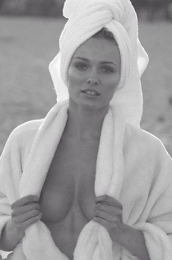 vs-angelwings:  Edita Vilkeviciute for Mario Testino’s “Towel