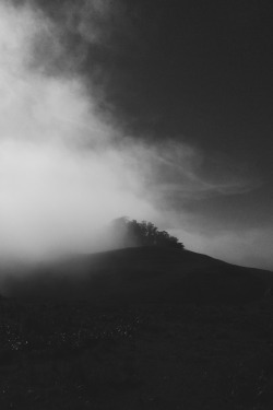 finchdown:  “Over the mountain, the ominous cloudcoming to