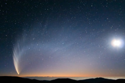 viewsfromspaceandbeyond:  Comet McNaught over the Pacific Ocean