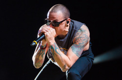 captain-krazy: (via Chester Bennington Dead, Linkin Park Lead