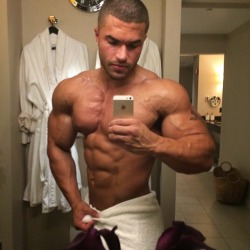 alphamusclehunks:  SEXY, LARGE and IN CHARGE. Alpha Muscle Hunks.