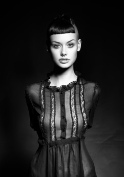 strangelycompelling:  Model - Alice Kelson (aliceslookingglass)