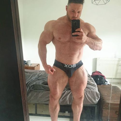 allaboutsize32:Fucking beast. Look at them quads. jonny mckenna