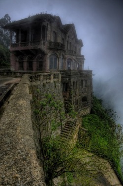 addictions:  odditiesoflife:  Abandoned (Haunted) Hotel in Colombia