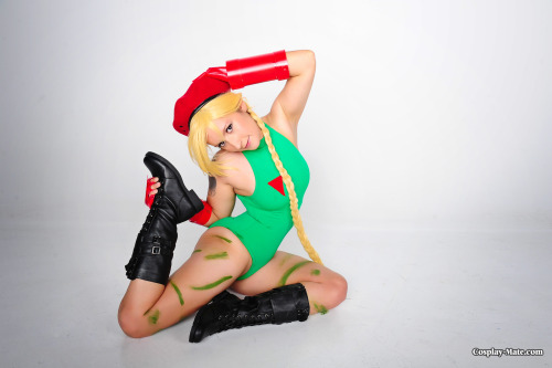 A other picture of the Cammy White cosplay. I'am really glad I found those nice boot for less that 30$ on ebay.  Trick: Dont do like I did and use cheap 1$ halloween water paint if you do a Cammy cosplay. You can see near her knee what it did to the studi