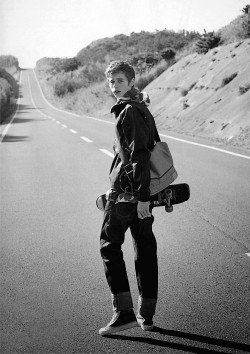 yoshicuteboy:  le garçon au skate sur la route /the boy to skate