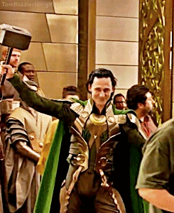 nerdtasticsarcasm:  tomhiddleston-gifs:   Tom Hiddleston + Mjölnir