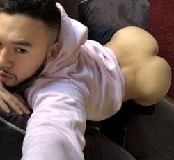 briannieh:  My Neck, my Back, my Netflix & my Snacks 😏