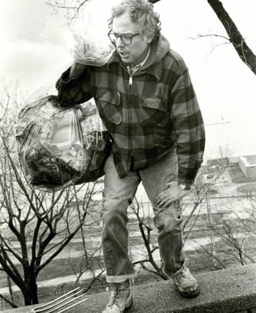 aiiaiiiyo:  Burlington mayor Bernie Sanders picks up trash in