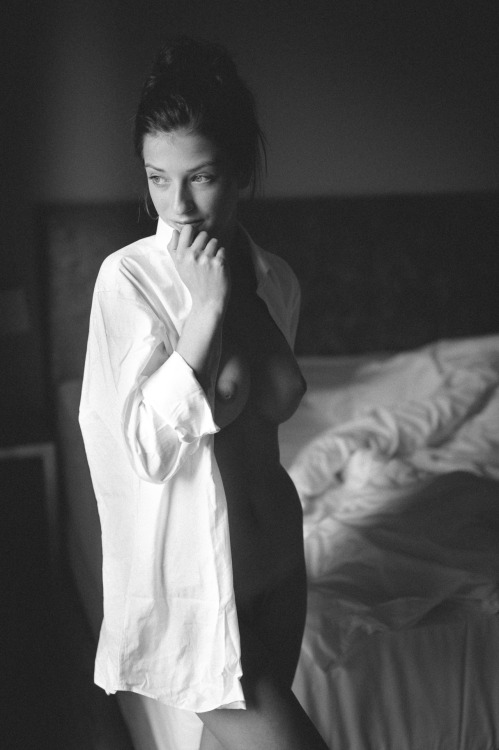 b-authentique:  by Andreas Jorns (interview) Afficher davantage   [FranÃ§ais] Woow .. cette sÃ©rie de photo en noir et blanc est juste somptueuse.[English] Woow .. this black and white photoset is just wonderful .Links: Fashion / All Girls .