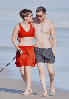 dailykmara:  Kate Mara and Jamie Bell enjoy a walk on the beach