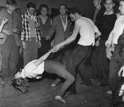 themaninthegreenshirt:  London jazz club, 1950’s