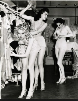 damsellover: Backstage at the Earl Carroll Vanities Burlesque