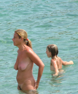 ramblingtaz:  Naturist family 