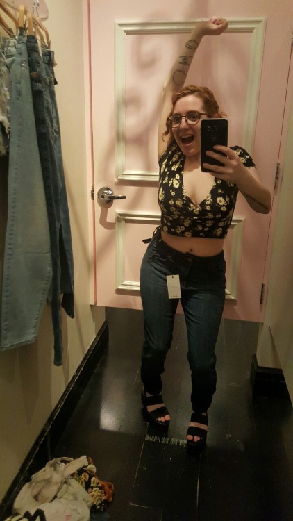 imnotthatfunnyipromise:  Fitting room adventures