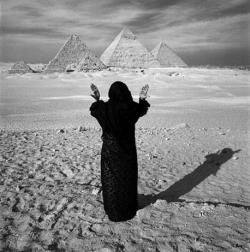 chaosophia218:Bedouin woman pays tribute to the pyramids.For