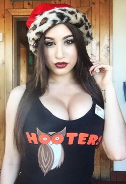 Hooters Makes You Happy