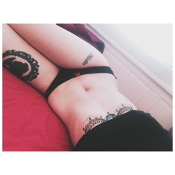 xprettywhenyoucry:  trying to be body posi~
