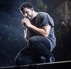 drizzydrehk:  Drake performing at Coachella (4/19)