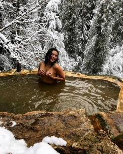 soakingspirit:  ameliasnowHot spring hooligan. ...#PNW#Explore#HotSprings#Oregon#Hiking#OptOutside#SheAdventures#PNWonderland#Outdoors#Umpqua#Nature#AllNatural#BirthdaySuit#NakedInNature