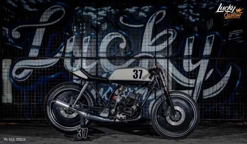 caferacerpasion:  âœŒ 3 better than 1! Suzuki FX-FXR100 â€ªCafe Racerâ€¬ â€œDiablitos Racerâ€ by Lucky Custom - Photos by Raul Origlia.A falta de una, aquÃ­ tienes 3 motos â€ŽSuzukiâ€¬ cafeteadas. Son una ediciÃ³n limitada del constructor argentino |