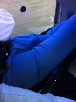morboymas:  Morro durmiendo en el autobús, con ganas de tocársela,