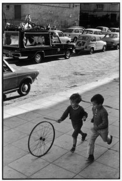  Henri Cartier-Bresson Sicily. Palermo. 1971. 