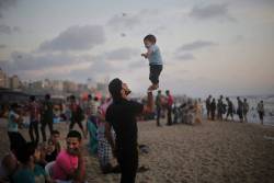 heart-full-of-islam:  thebowspring:  A Palestinian father playfully