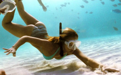 Jessica Alba snorkeling.assesasseseverywhere.tumblr.com