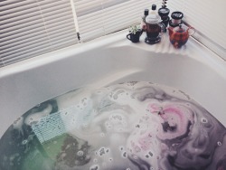 suburbanscxm:  I’ve found my new favourite bath bomb ah   I thought of this as me at the bottom with the paper as my note floating..oops